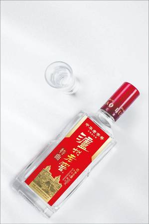 瀘州老窖小瓶特曲圖片(瀘州老窖特曲小瓶100ml)