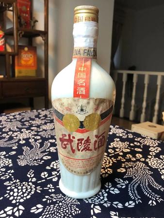 龍頭白瓷瓶的酒是什么酒(白瓷瓶寫著一個(gè)酒是什么酒)