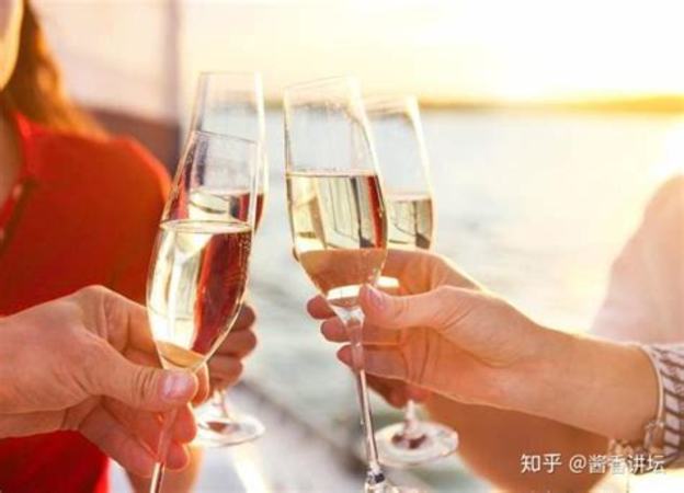 酒會(huì)應(yīng)該穿什么好看,有趣的靈魂更會(huì)穿